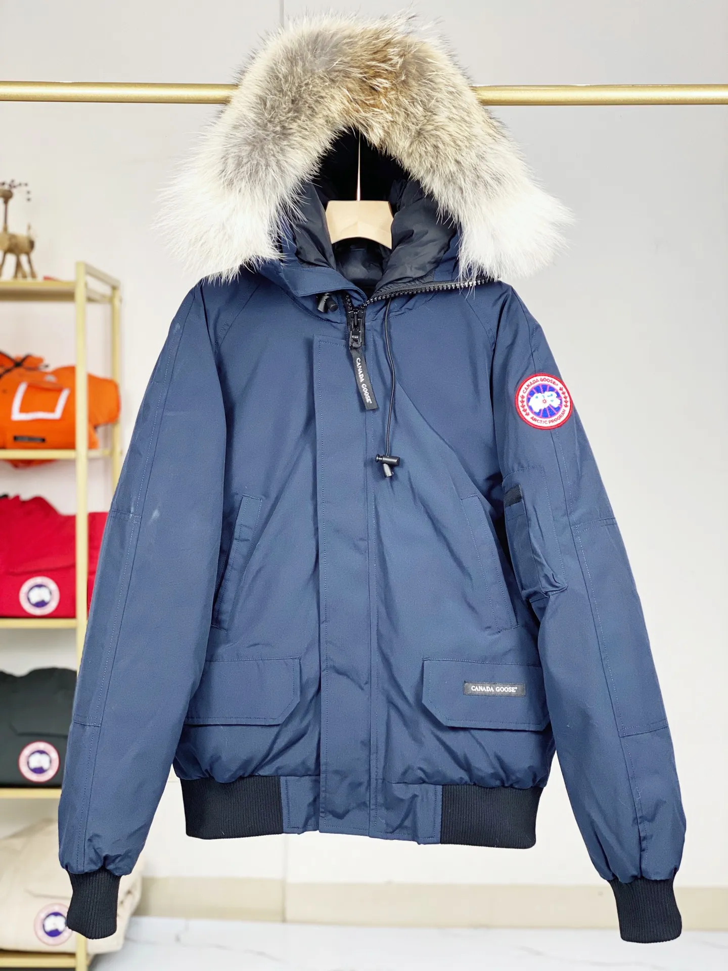 P780 Canada goose/Canada Goose Chilliwack 01 bomber jacket down jacket, authentic original clothing mold, all accessories are customized from the original factory. 💯The softness of the fabric is compared with the original product, and it can be restored by kneading at will (fabric misunderstanding: it is not a high-hardness fabric that is waterproof. Only those who buy the latest authentic version this year will notice the softness and comfort of the fabric) 💯The down is synchronized with the authentic white duck down, fluffy and not clumps, electronically controlled down filling machine. 💯Customized authentic YKK zipper pullers, high hardness and no jamming 💯The fur collar is custom-made from coyote skins in western Canada, the original version has the same origin 💯All workmanship and wiring are controlled by workers with more than ten years of service. They must be horizontal and vertical, and are not crooked. The inner wiring density is more sophisticated. Feel free to compare 💯Goose logo on sleeves, collar label, washed label, hangtag, zipper cord, pocket label, cuff thread, hem thread All details are updated simultaneously with the original product. The best version with the most complete colors. Sizes: XS-XXL (size chart attached below)